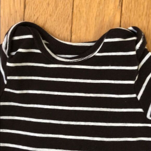 🏖 4-piece tee onesie bundle 💜 - Picture 2 of 5